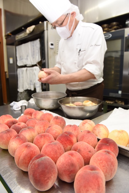 夏の厨房で、モモのリレー　洋菓子店 くり～む（茨城・笠間市）