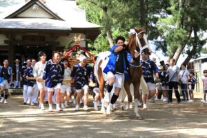 八坂神社で５・６日　「馬出し祭り」　参道で馬とみこしが対峙（茨城・行方市）