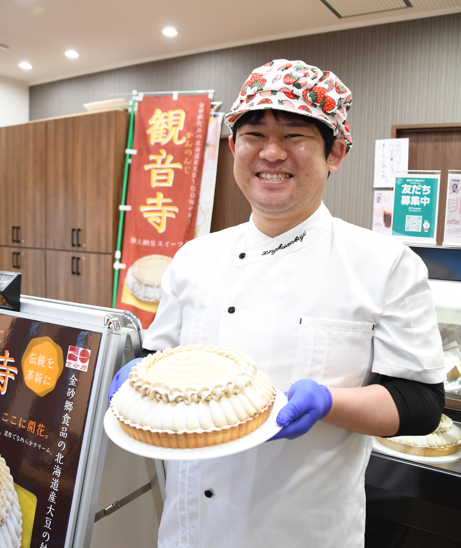 納豆ケーキに夢乗せて 1ホールに納豆20パック使用 パティシエの勝村さん(茨城・ひたちなか市)