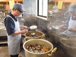 湊のサンマの味 静かにつなぐ 「手造りさんまの甘露煮」のはるのや食品 地元産醤油と三温糖で味付け(茨城・ひたちなか市)