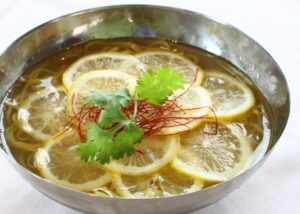 冷やし檸檬（レモン）ラーメン　プレジデントホテル水戸内 チャイニーズレストラン滬（ふう）（茨城・水戸市）　自家製檸檬胡椒で「味変」も