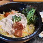 ローズポーク冷やしサラダうどん　国民宿舎「鵜の岬」内 レストランしおさい（茨城・日立市）　さっとゆがいてうまみ生かす