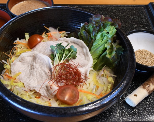 ローズポーク冷やしサラダうどん 国民宿舎「鵜の岬」内 レストランしおさい(茨城・日立市) さっとゆがいてうまみ生かす