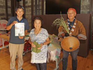 マコモを原料に織り物体験会 津軽河岸あと広場で10日 (茨城・潮来市)