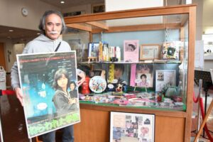 公民館に昭和の青春　７０～８０年代のレコードなど　コレクター・横田さんの品展示