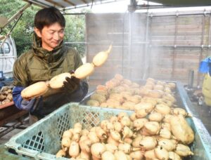 “祭り”に向かう若きレンコン農家　　新規就農して８年目の小城（こじょう）さん（茨城・行方市）