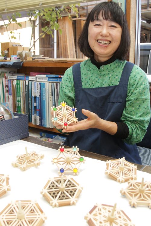 材木店が組子のこま販売  技術をつなごうと２社が協力