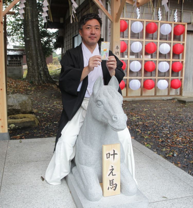 またがって開運祈願　馬場八幡宮の叶え馬（茨城・常陸太田市）