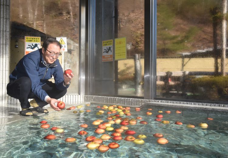 奥久慈のりんご風呂 心に染みる甘い香り  「森林（もり）の温泉（いでゆ）」（茨城・大子町）