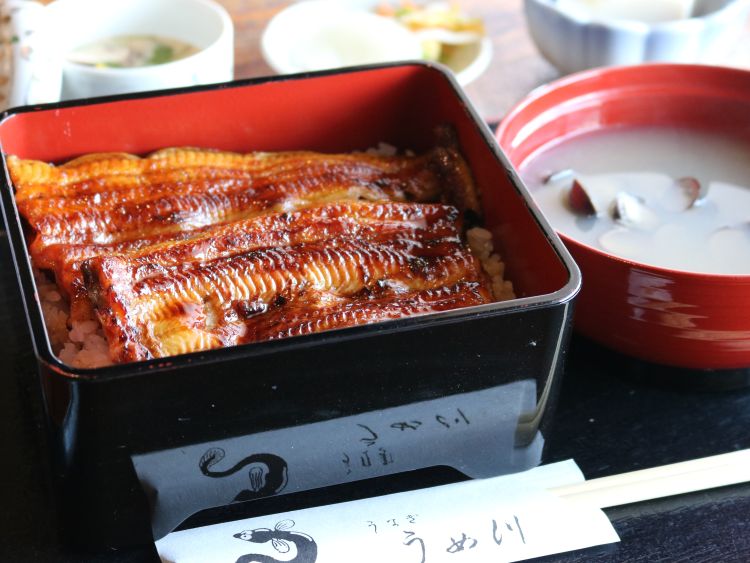 卸問屋直営の利生かす う女(め)川(茨城・水戸市)