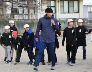 五輪出場佐藤選手母校で講演　友部小で　児童とガチ８０メートル走（茨城・笠間市）