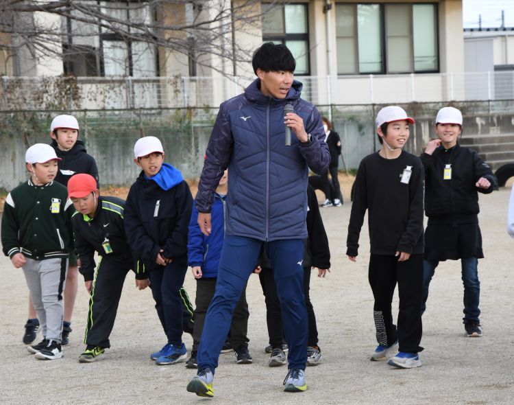 五輪出場佐藤選手母校で講演　友部小で　児童とガチ８０メートル走（茨城・笠間市）